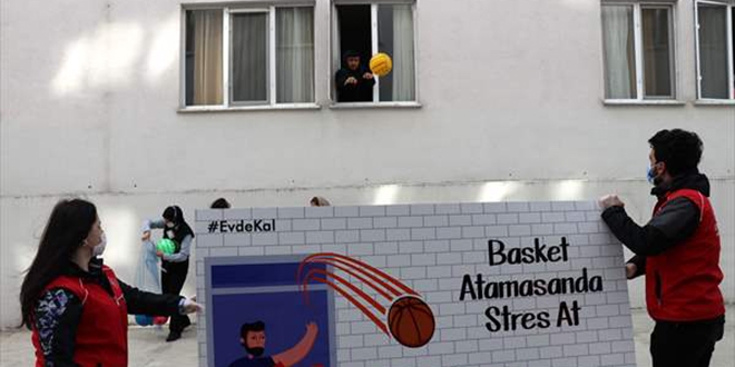Düzce'de gözetim altında tutulanlar pencereden basket attı