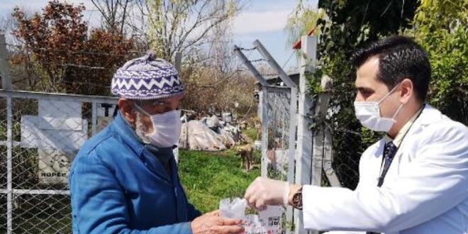 Emekli öğretmen ekipleri görünce gözyaşlarını tutamadı