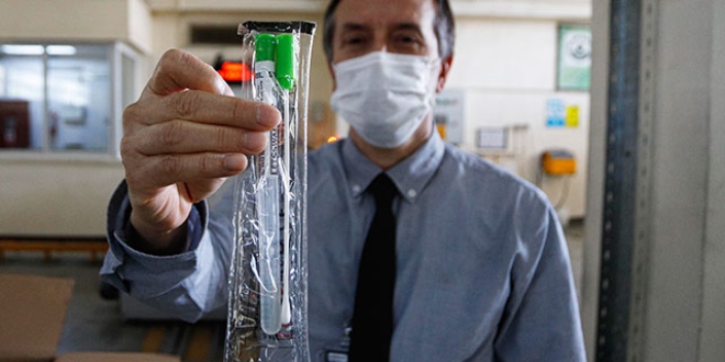 Koronavirüs testinde kullanılan çubuklar sterilize ediliyor