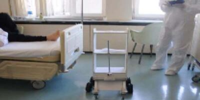 Koronavirüs hastalarına yemek servisi robot ile yapılıyor