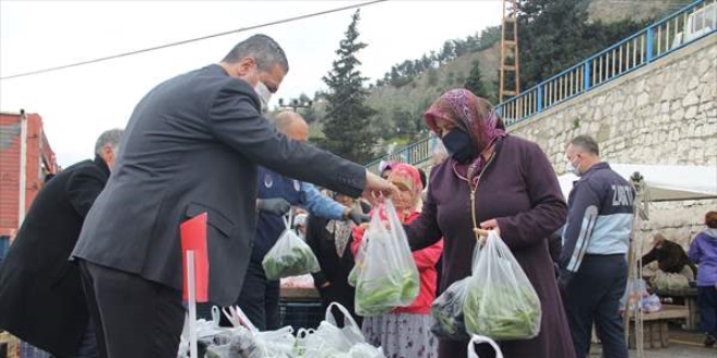 Belediye, semt pazarında ihtiyaç sahiplerine meyve sebze dağıttı