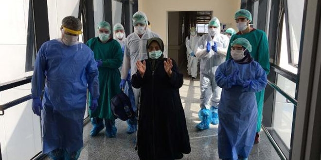 Kalp, astım ve hipertansiyon rahatsızlığı olan yaşlı kadın koronavirüsü yendi