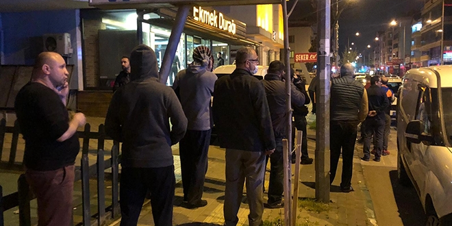 Vatandaşlar akın akın fırın ve ATM'lere gidiyor