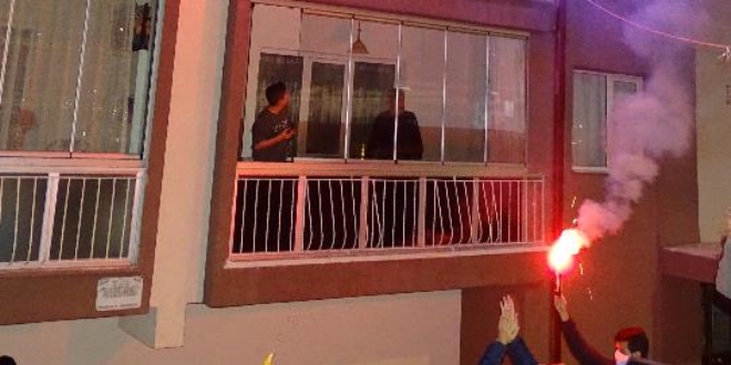 Komşularından polis memuruna meşaleli sürpriz