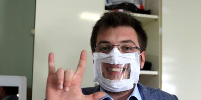 İşitme engelliler için ağız bölümü şeffaf maske üretildi