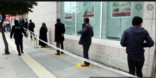 Sosyal mesafeyi korumayan banka şubelerine 22 bin TL ceza