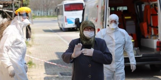 Koronavirüsü yenen 80 yaşındaki kadın taburcu edildi
