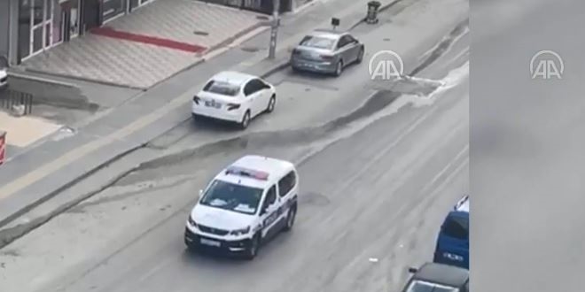 Ekip aracından, vatandaşlara 'Hayat bayram olsa' şarkısı