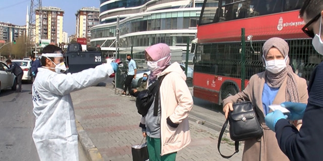 Evlerine gidemeyen hemşirelere polisten yardım