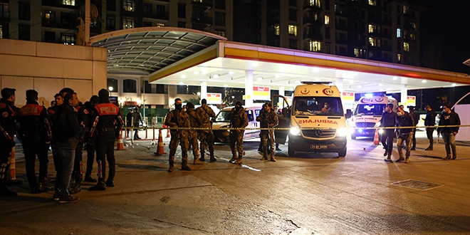 Beyoğlu'nda polise silahlı saldırı: 2'si polis, 3 yaralı