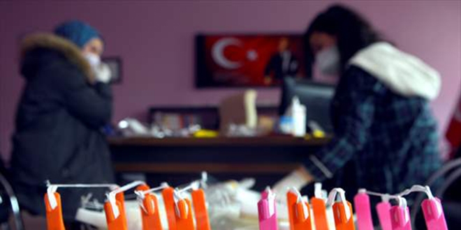 Müdür ve yardımcısı, fedakar sağlıkçılar için iş başında