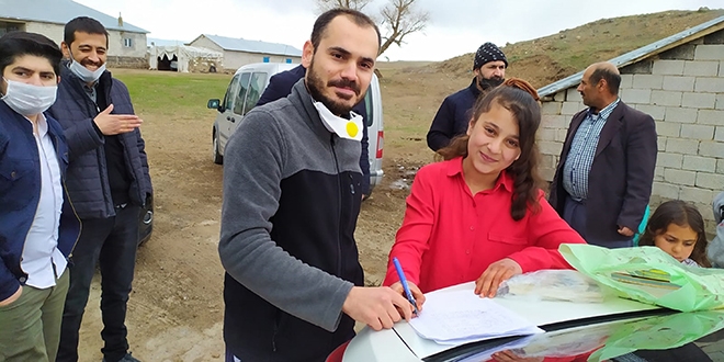 Öğretmenler okul kütüphanesini öğrencilerin evine taşıdı