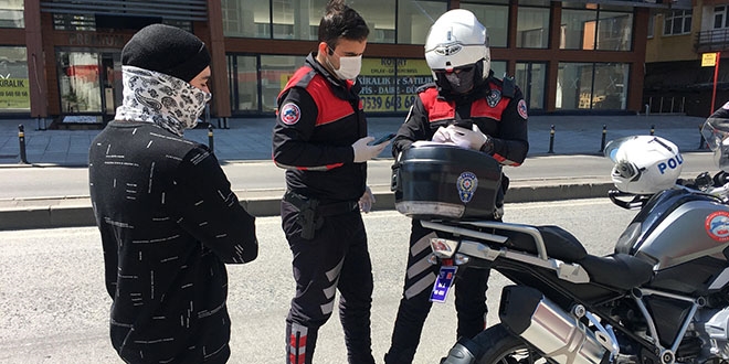 Kredi kartı cezasından kaçarken para cezasına yakalandılar