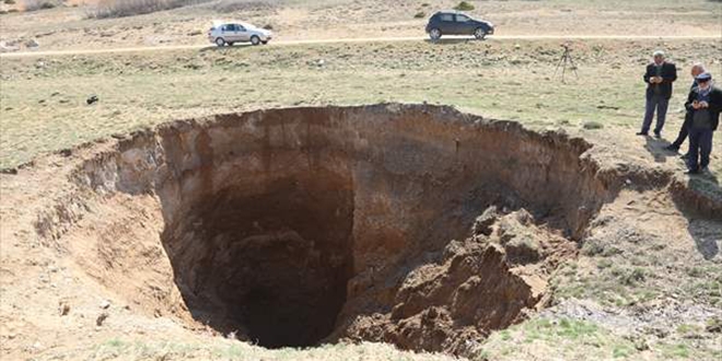 Konya'da 25 metre çapında 20 metre derinliğinde obruk oluştu