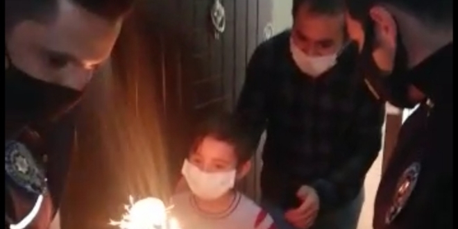 Kayseri'de polisten 10 yaşına giren Emir Kağan'a doğum günü sürprizi