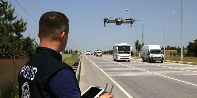 Polis çatıda oturan gençleri drone ile uyardı