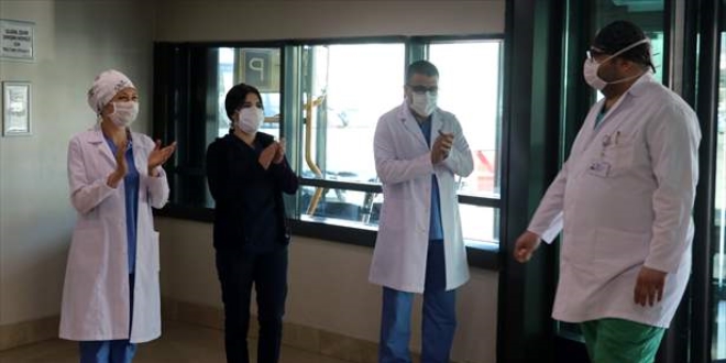 Koronavirüsü yenen doktor alkışlarla görevine döndü
