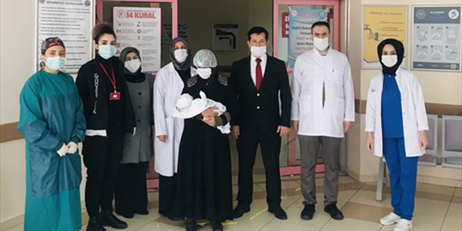 Koronavirüsü yenen 15 günlük bebek alkışlarla tabucu oldu