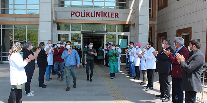 Kovid-19'u yenen Manisalı 2 genç evlerine uğurlandı