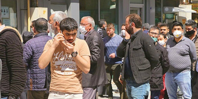 Yasak sonrası sokağa çıkanlar sosyal mesafeyi yine unuttu