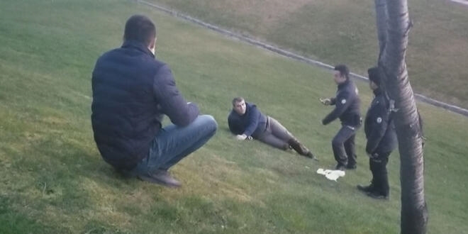 Kahvaltı yaparken, nereden geldiği belli olmayan kurşunla yaralandı