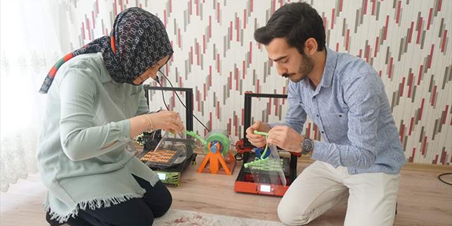 Öğretmen çiftten, sağlık çalışanlarına 'yüz koruyucu siperlik' desteği