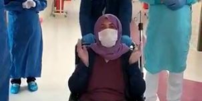 Elazığ'da koronayı yenen hasta alkışlarla taburcu edildi