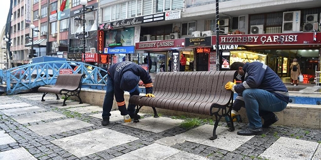 Vatandaş uyarıyı dinlemedi, belediye ekipleri bankları tek tek söktü