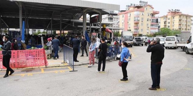 Antalya'da semt pazarlarnda 'sosyal mesafe' hassasiyeti