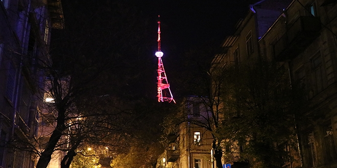 Tiflis Kulesi Trk bayrann renkleriyle klandrld