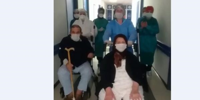 Korona virüsü yenen 80 ve 81 yaşındaki çift taburcu edildi