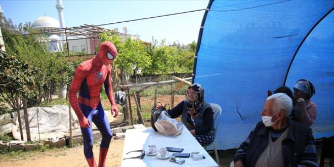 Antalyalı 'Örümcek Adam' yaşlıların da 'kahramanı' oldu