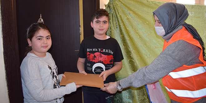 Çocuklar sosyal medyadan kitap istedi, belediye başkanı gönderdi