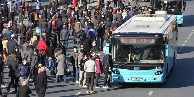 Metrobüs kazası sosyal mesafeyi unutturdu