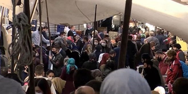 İstanbul'da vatandaşlar semt pazarlarına akın etti