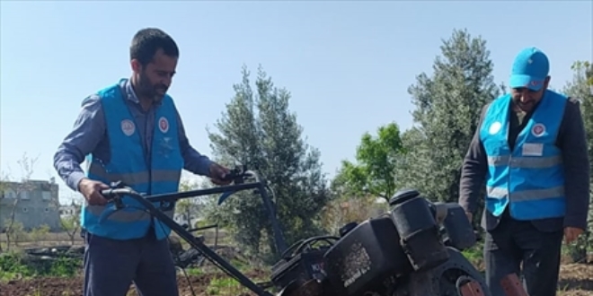 Gaziantep'te din görevlileri vatandaşın tarlasını sürdü