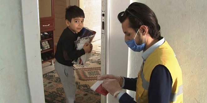 Sağlık çalışanı baba, oğluna oyuncağı Vefa Destek Grubu ile gönderebildi