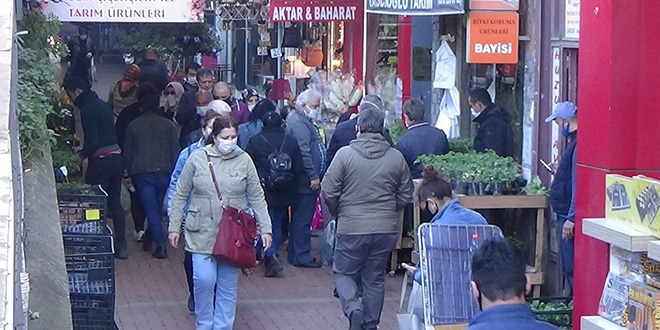 Yasağa saatler kala alışveriş için sokağa akın ettiler