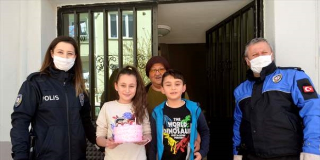 Sağlıkçı anne ile polis babanın 10 yaşındaki kızına doğum günü sürprizi
