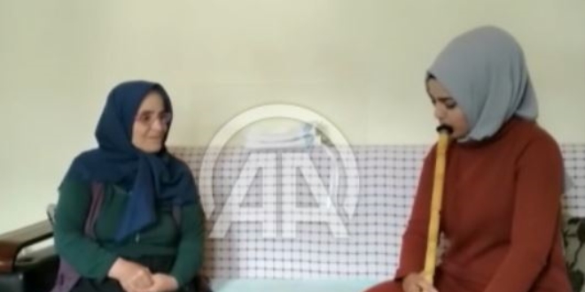 Sivaslı öğretmen sokağa çıkamayan yaşlılar için ney üflüyor