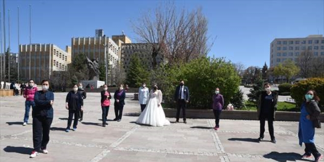 Nikah masasından gelinliğiyle hastanedeki arkadaşlarına koştu