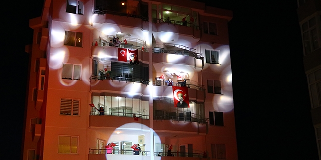 Tekirdağ'da müzisyen çiftten site sakinlerine moral konseri