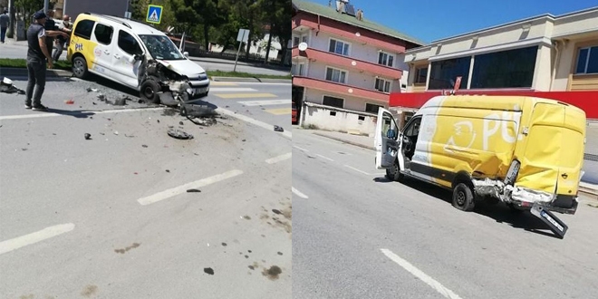 Sakarya'da boş yolda 2 PTT aracı çarpıştı