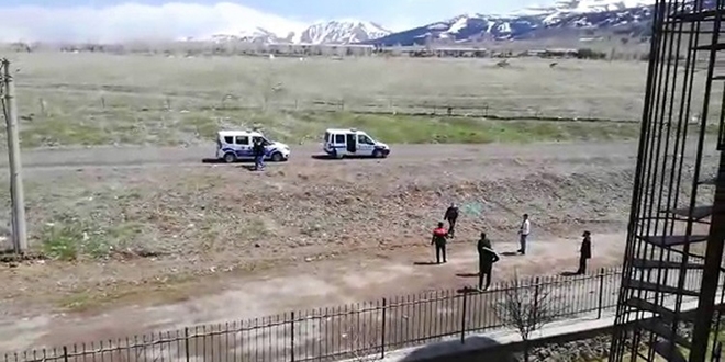 Polis sokağa çıkan gençleri topladı