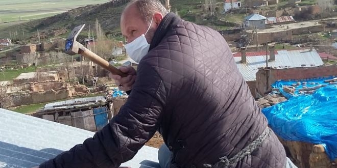 Din görevlileri hayvan otlattı, çatı tamir etti