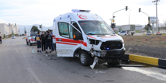 Isparta'da ambulans ile otomobil çarpıştı: 2 yaralı