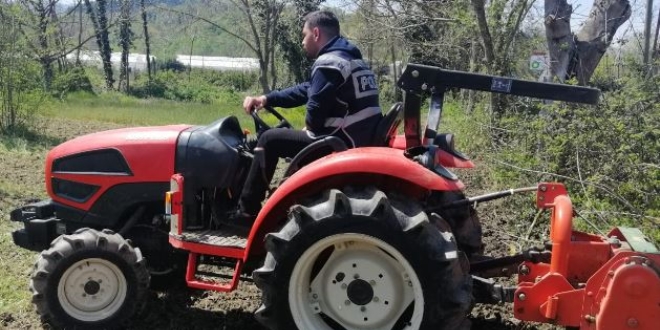 Sakarya'da polis memuru vatandaşın tarlasını sürdü