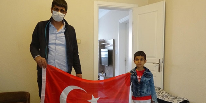 Küçük Fırat'ın bayrak isteğini jandarma yerine getirdi