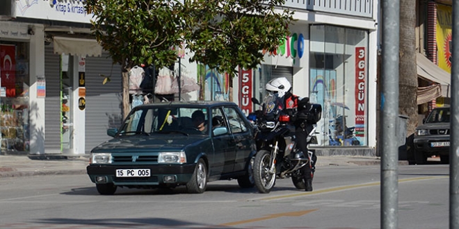 Denizli'de sokaa kma kstlamasna uymayan 287 kiiye ilem yapld