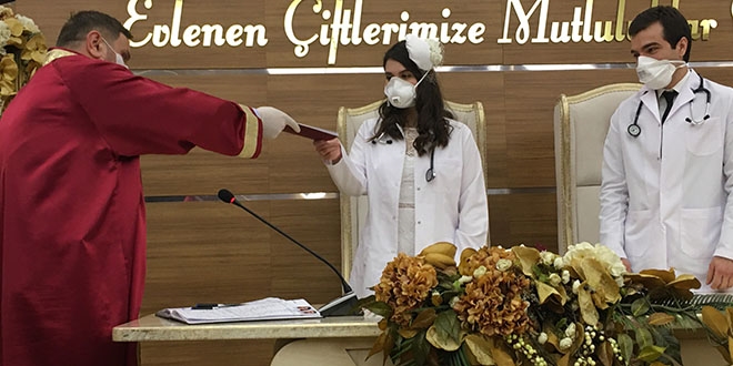 Doktor çiftten koronavirüsle mücadeleye nikah arası